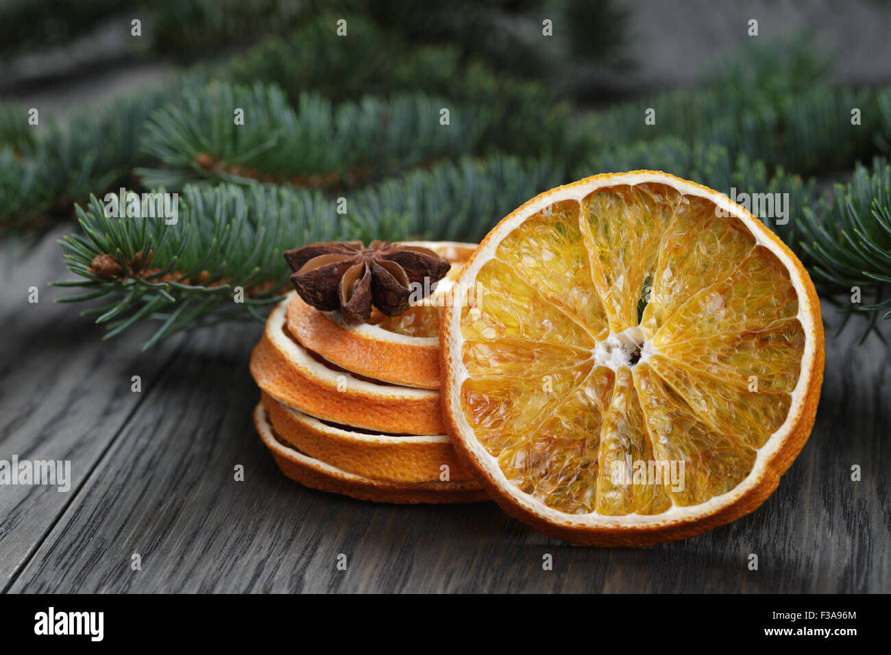 L'anis et orange avec des rameaux de sapin Banque D'Images