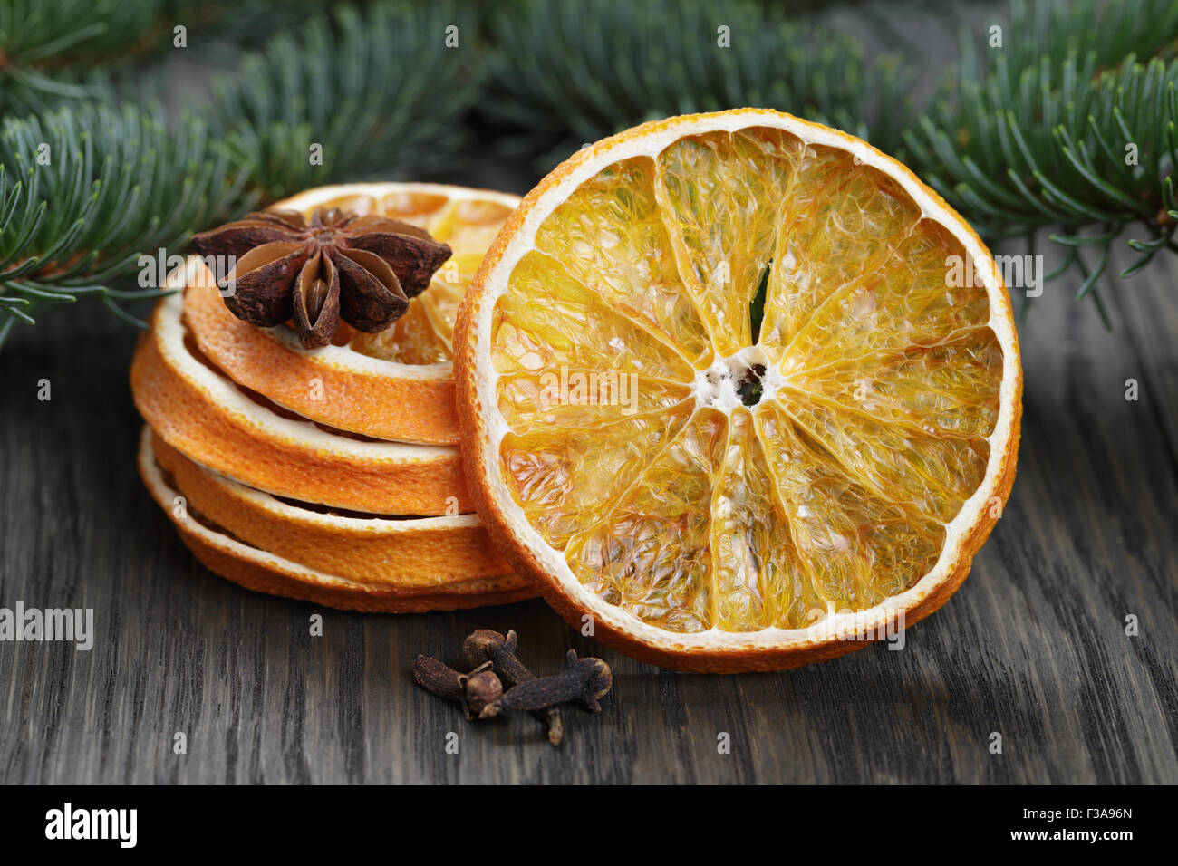 L'anis et orange avec des rameaux de sapin Banque D'Images