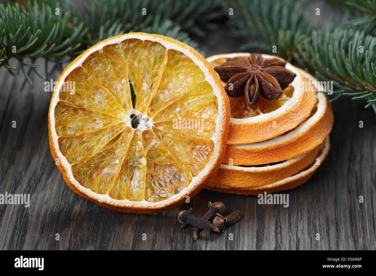 L'anis et orange avec des rameaux de sapin Banque D'Images