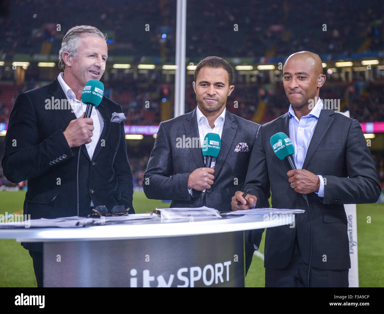 Cardiff, Wales, UK. 2 octobre, 2015. Mark Durden-Smith, Sean Fitzpatrick et Jason Robinson pour ITV à la Nouvelle-Zélande contre la Géorgie, Millennium Stadium, Cardiff, Pays de Galles Rugby World Cup 2015, Royaume-Uni Crédit : Jules annan/Alamy Live News Banque D'Images