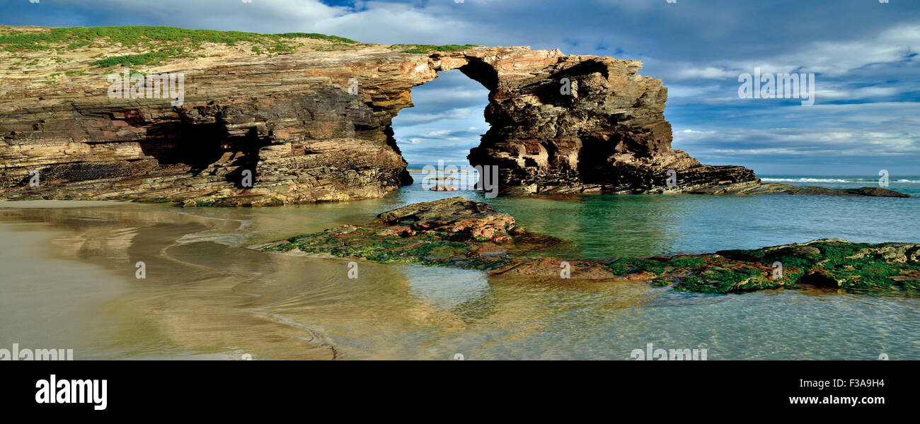 Espagne : Rock arc à Cahtedral's Beach en vue panoramique Banque D'Images