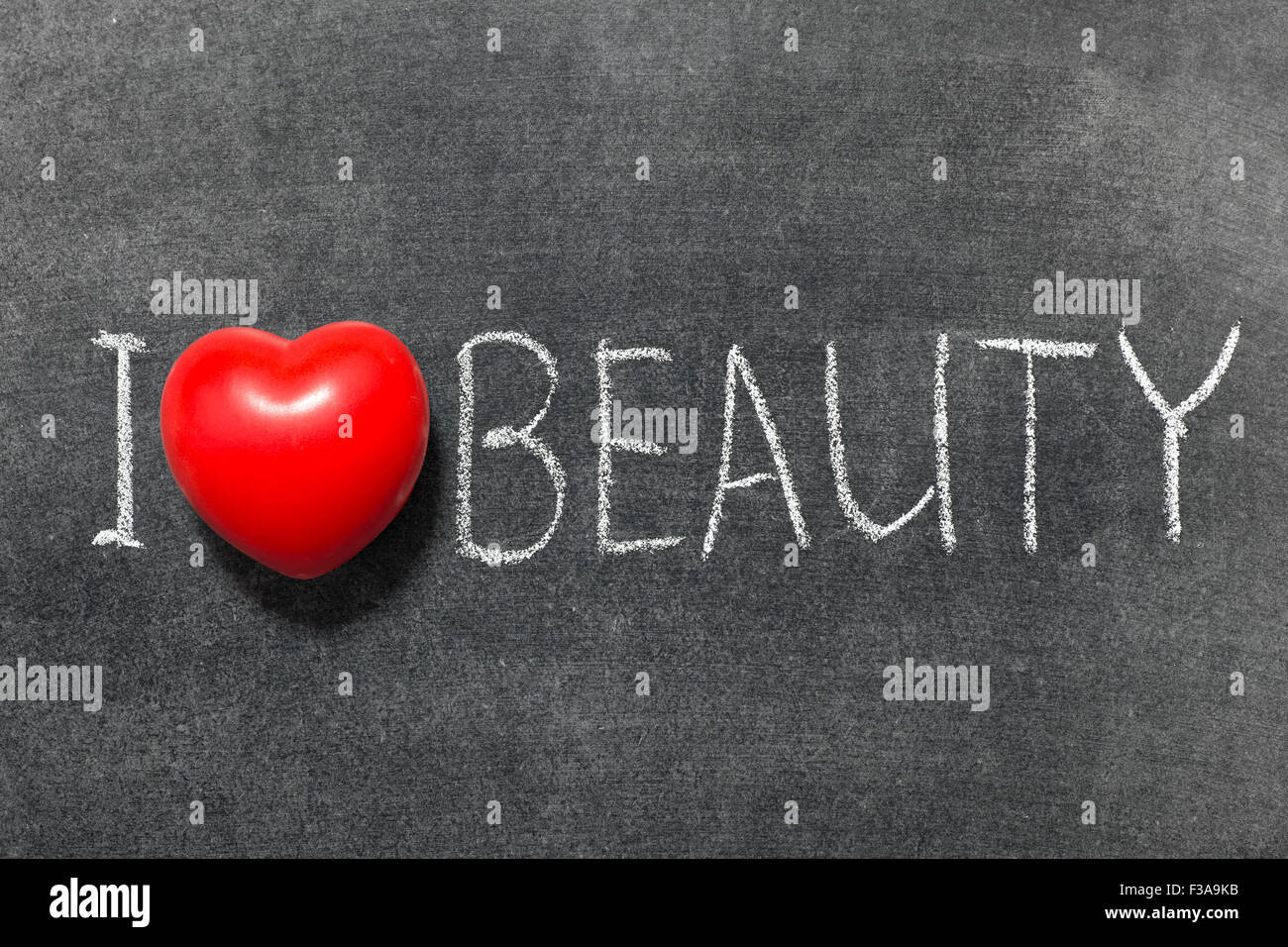 J'aime la beauté de phrase à la main sur tableau noir de l'école Banque D'Images