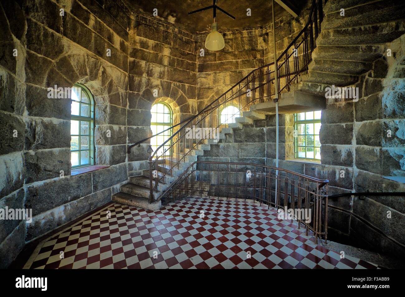 Vieille tour intérieur avec escalier incurvé, image HDR. Banque D'Images