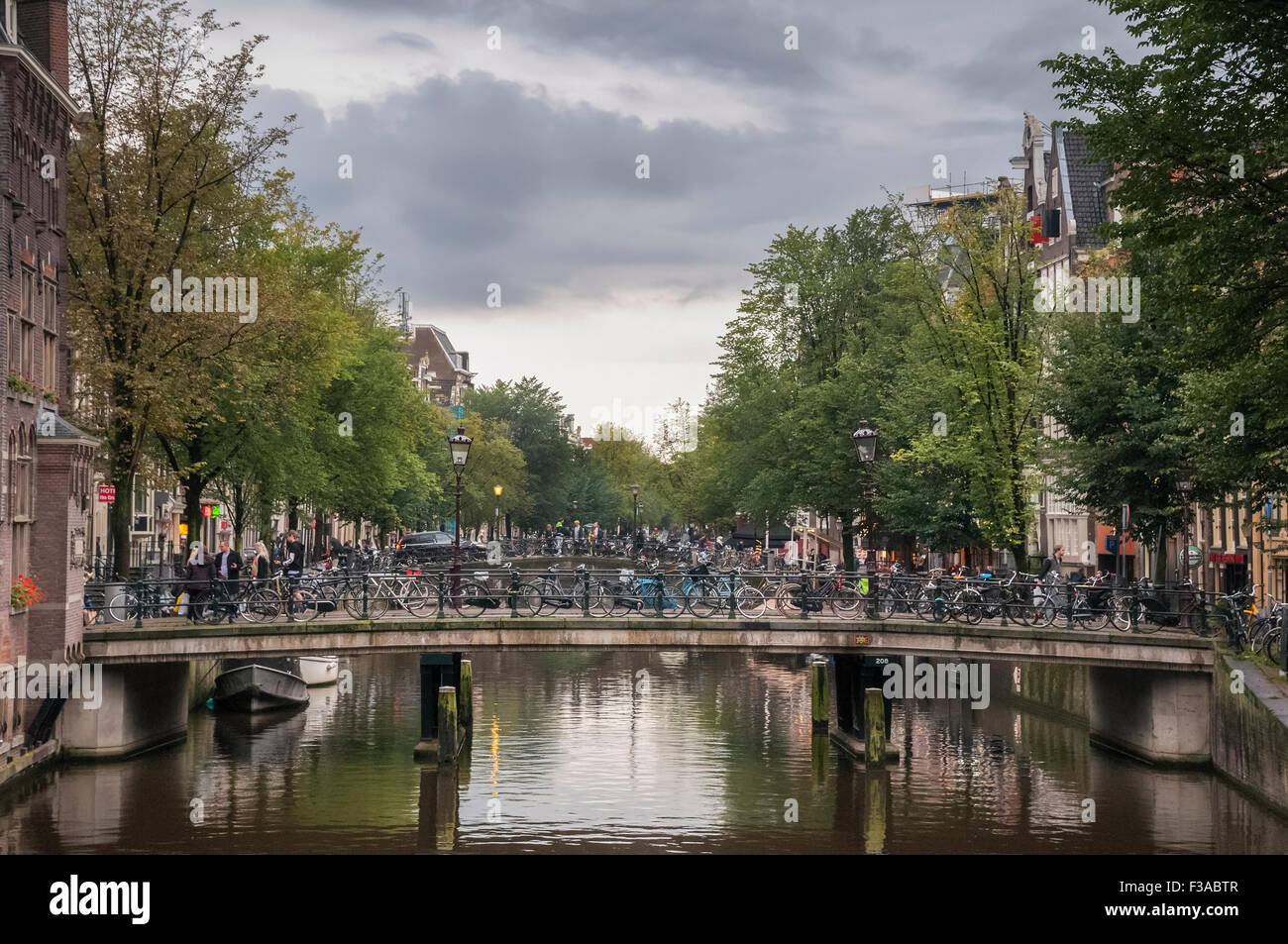 Des vélos sur un pont sur un canal à Amsterdam en Hollande. Les cycles les Banque D'Images