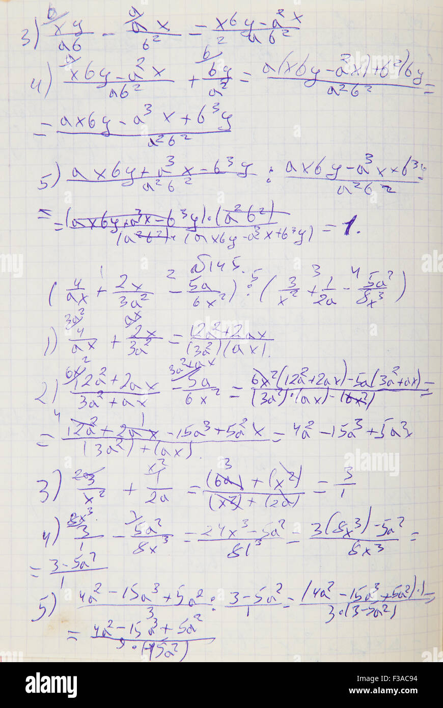 Papier quadrillé avec des formules mathématiques Banque D'Images