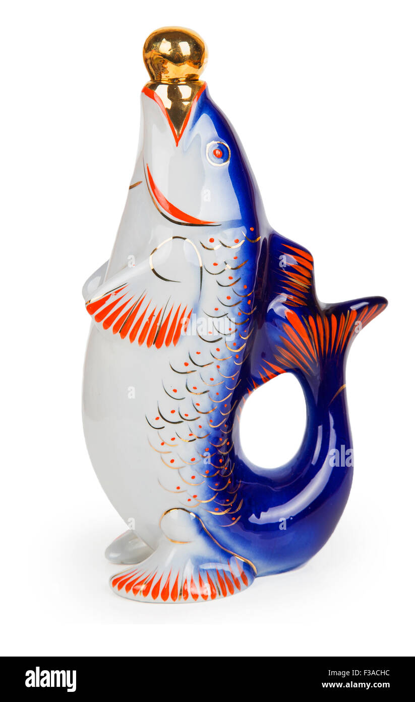 Poisson en céramique verseuse isolé sur fond blanc Banque D'Images