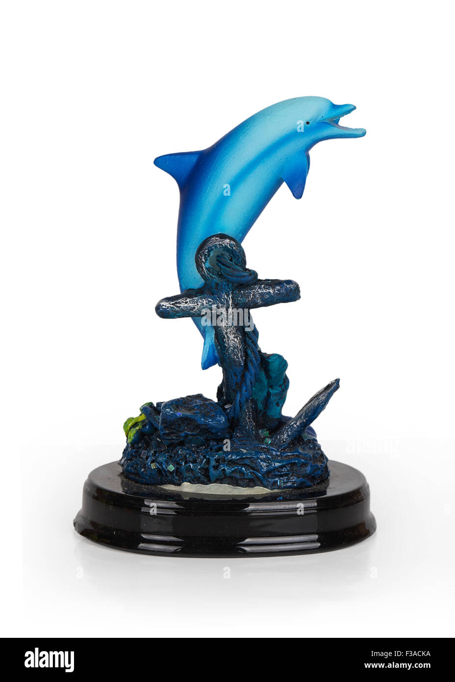 Figurine en plâtre d'un dauphin isolé sur fond blanc Banque D'Images