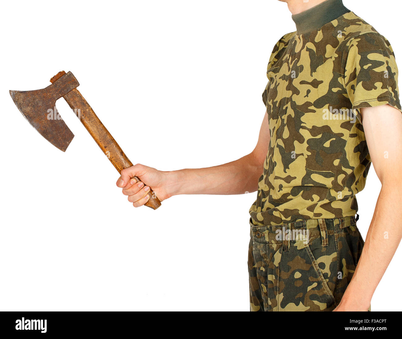 Soldat en uniforme avec une hache dans les mains isolé sur fond blanc Banque D'Images