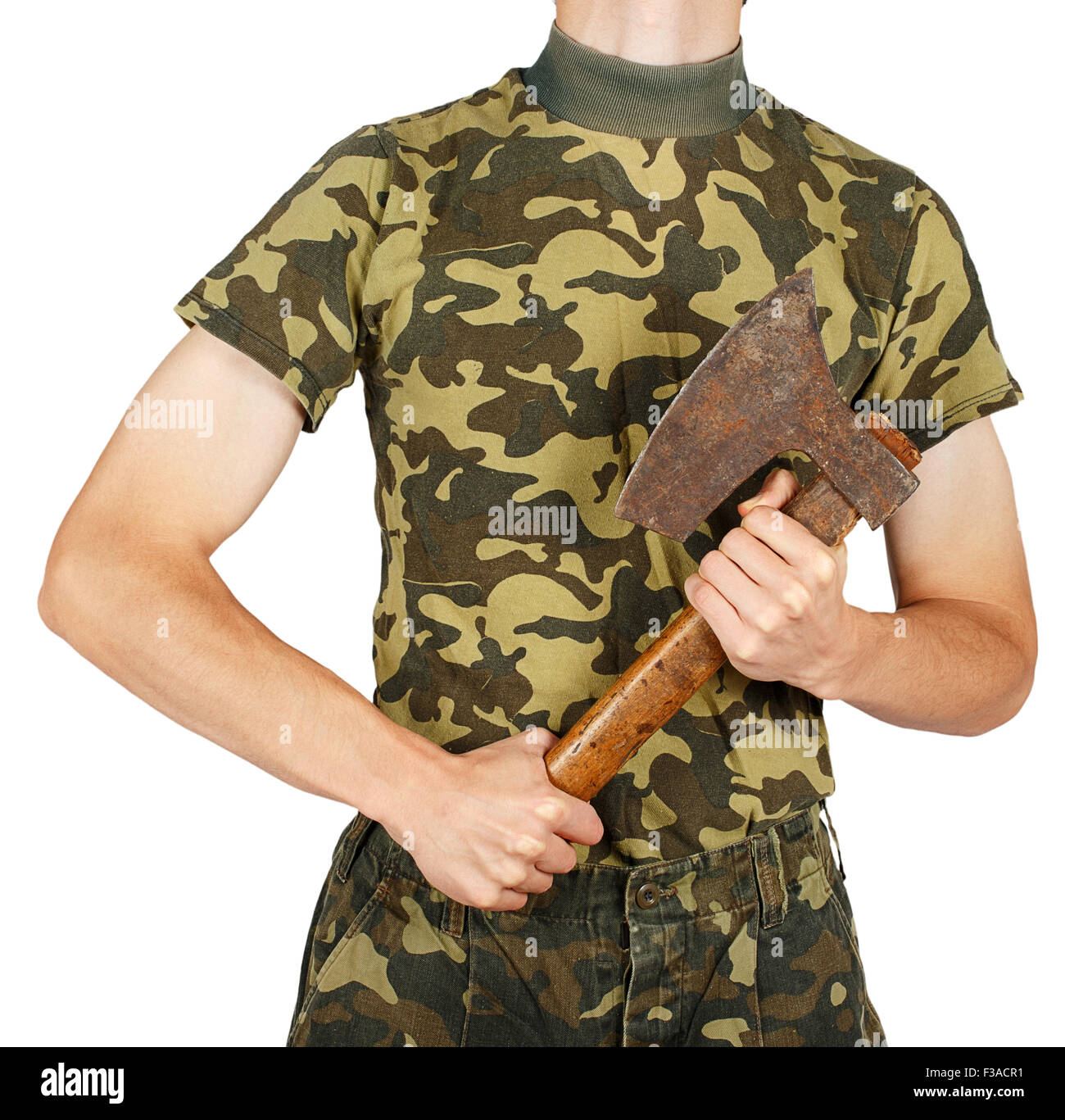 Soldat en uniforme avec une hache dans les mains isolé sur fond blanc Banque D'Images