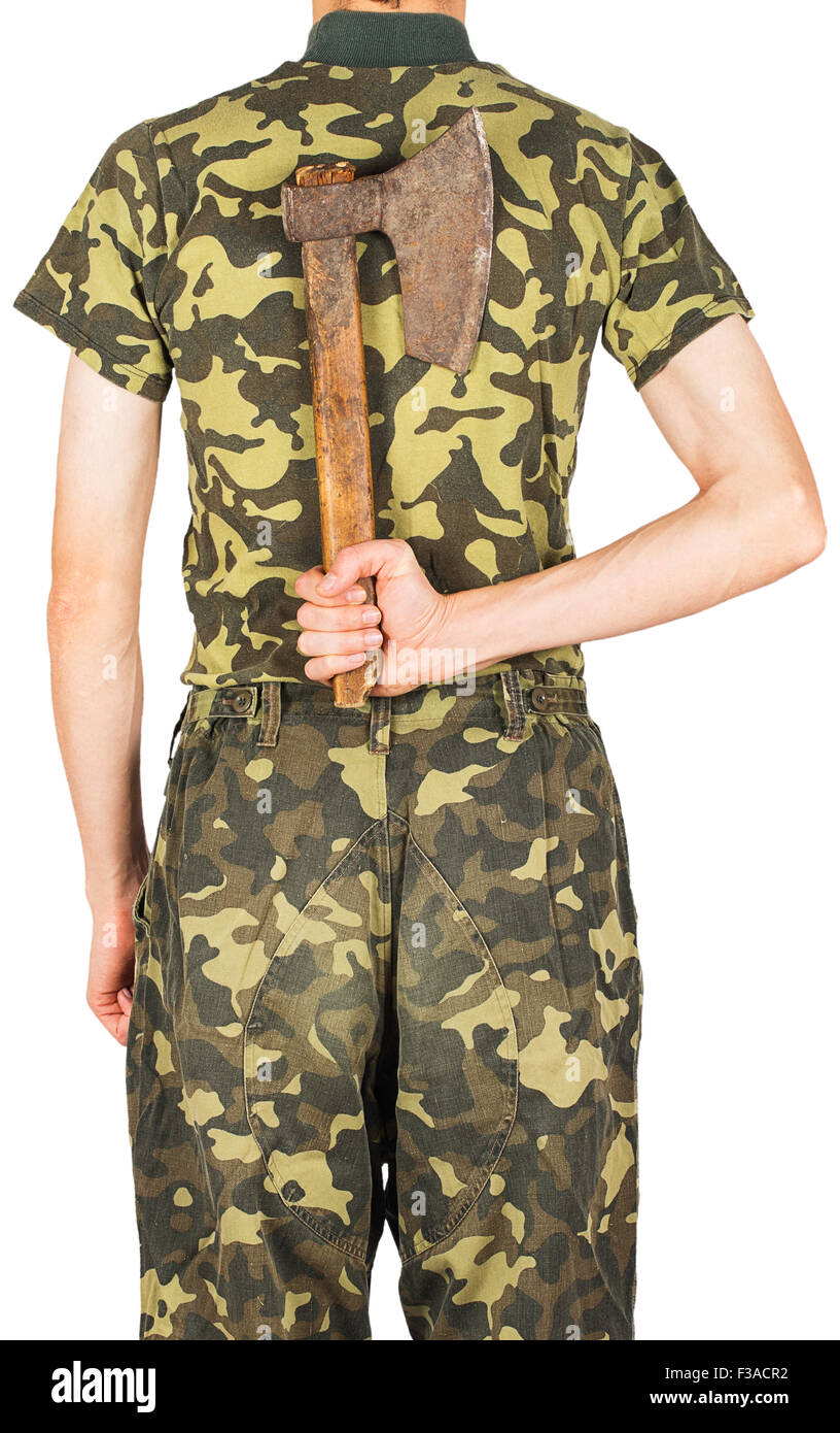 Soldat en uniforme avec une hache derrière son dos isolé sur fond blanc Banque D'Images