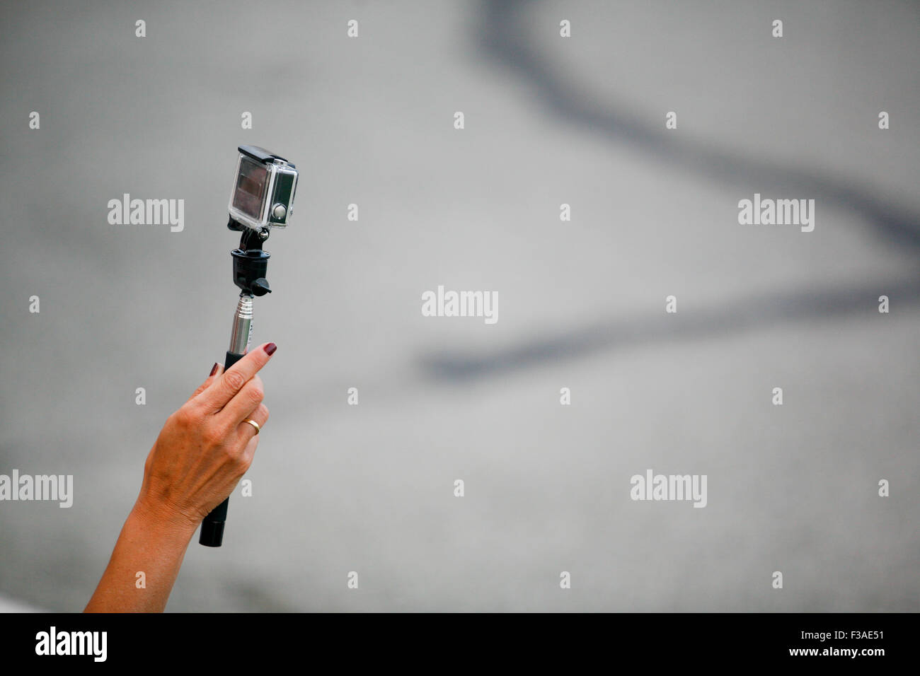 Main tenant petite caméra souvent utilisé dans l'action extrême la photographie vidéo Banque D'Images