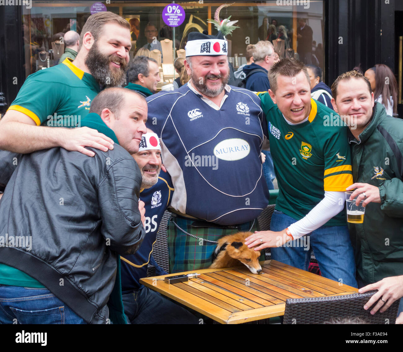 Newcastle Upon Tyne, au Royaume-Uni. 3 octobre, 2015. Une bonne ambiance dans le centre-ville de Newcastle en avant de cet après-midi, match entre l'Ecosse et l'Afrique du Sud en tant que fans se rassemblent dans le centre-ville. Afrique du Sud photo fans avec un sens de l'humour qui pose pour des photos avec des fans de porter le kilt Ecosse et japonais, le bandeaux bandeaux un rappel subtil de choc de l'Afrique du Sud à la défaite du Japon dans le groupe d'ouverture de crédit comparaison : Alan Dawson News/Alamy Vivre Newsg Banque D'Images