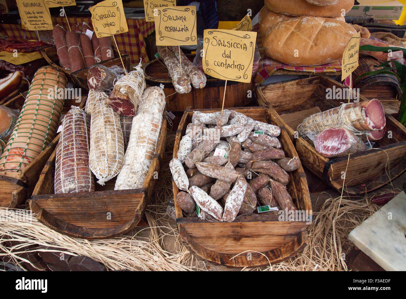 Fête de savoureuses saucisses dans un festival italien Banque D'Images Fête de savoureuses saucisses dans un festival italien Banque D'Images