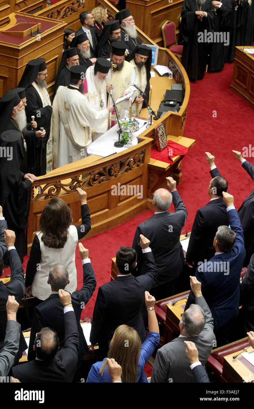 Athènes, Grèce. 3e oct, 2015. Les membres nouvellement élus du parlement assister à une cérémonie d'assermentation à Athènes, capitale de la Grèce, le 3 octobre 2015. Credit : Marios Lolos/Xinhua/Alamy Live News Banque D'Images