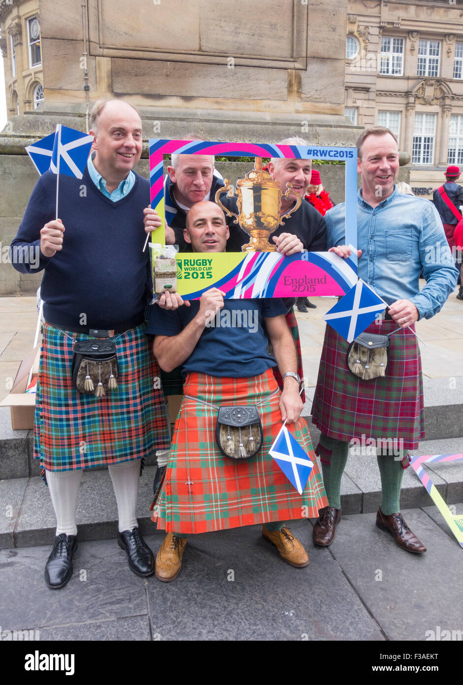 Newcastle Upon Tyne, au Royaume-Uni. 3 octobre, 2015. Une bonne ambiance comme fans se rassemblent dans le centre-ville de Newcastle en avant de cet après-midi, match entre l'Ecosse et l'Afrique du Sud en tant que fans se rassemblent dans le centre-ville. Credit : Alan Dawson News/Alamy Live News Banque D'Images