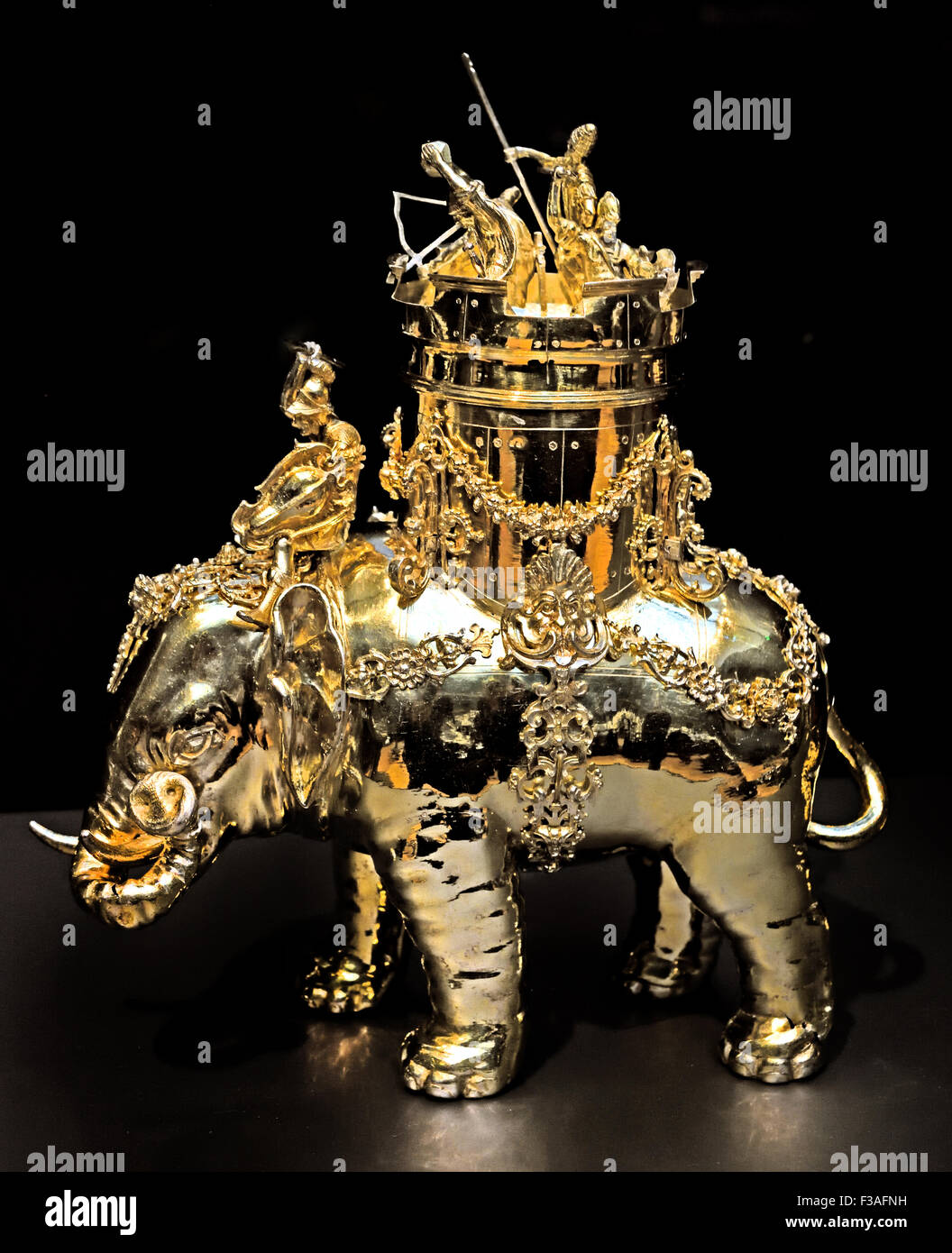 Verseuse en forme d'éléphant de guerre, Wolff 1615 Christof Ritter 1648 - 1616 Neurenberg Allemand Allemagne ( Cet objet est un pichet habilement déguisés. La tourelle tenues par des militaires peuvent être dévissées et le corps de l'éléphant remplie de vin. L'animal fait allusion au commandant Carthaginois Hannibal, qui traversa les Alpes avec une grande armée - et plusieurs énormes éléphants - d'attaquer les Romains sur leur propre territoire en 218 BC. Pays-bas néerlandais ) Banque D'Images