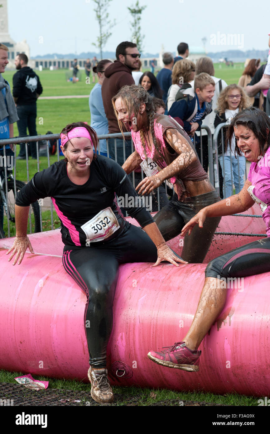 Les participants à la 5k jolie course boueux de la vie dans l'aide de cancer research uk en angleterre southsea Banque D'Images