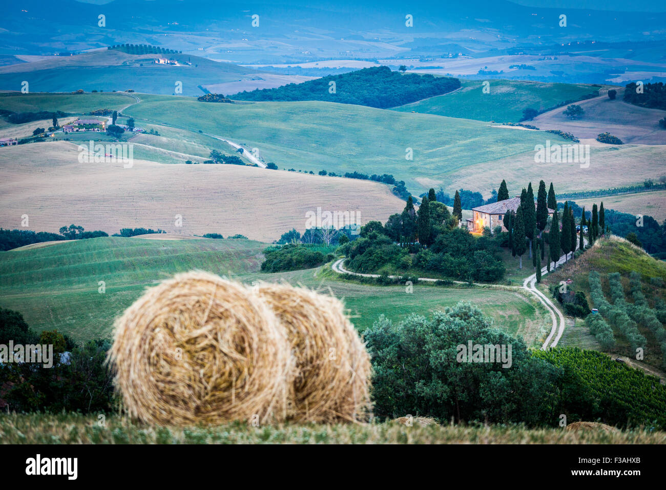 La toscane, ferme isolée dans le pays d'or et verts collines du Val d'Orcia, tôt le matin. Paysage italien. Banque D'Images
