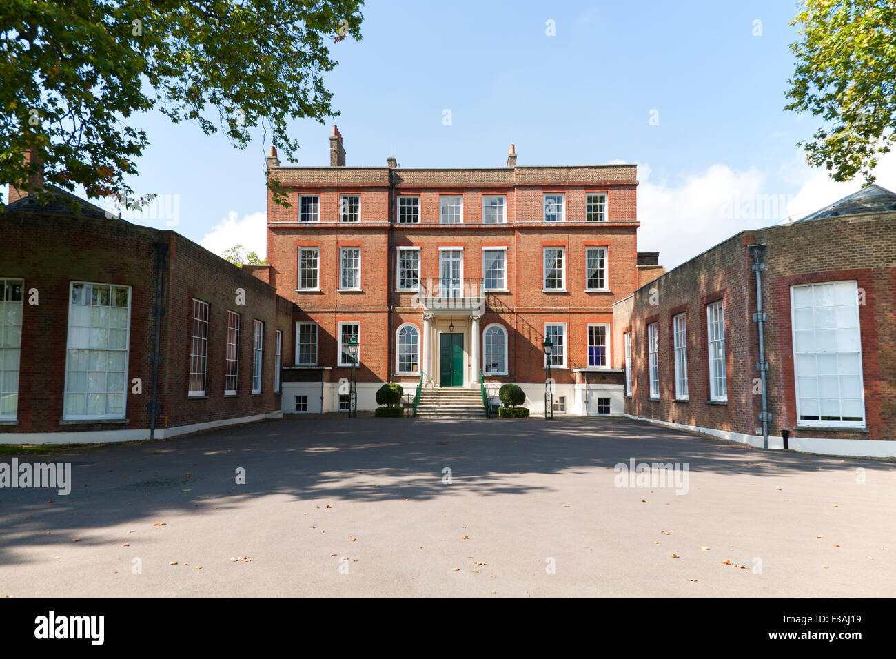 Maison touffue, escaliers et porte d'entrée sur la façade est / aspect ; partie de la National Physical Laboratory (NPL) dans la région de Bushy Park, Ted Banque D'Images