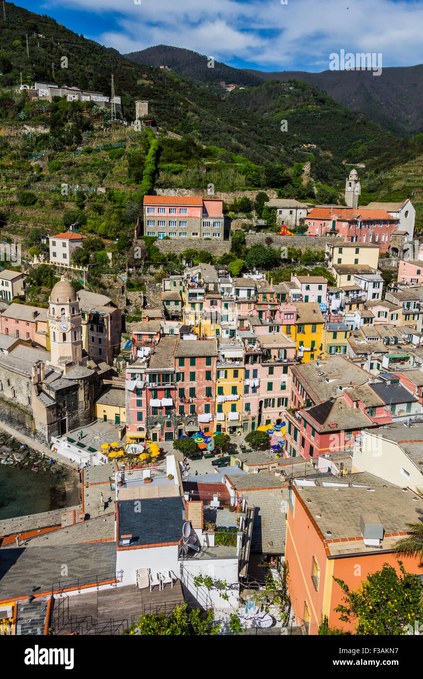 Vernazza village magnifique dans le Parc National des Cinque Terre, Italie. Banque D'Images