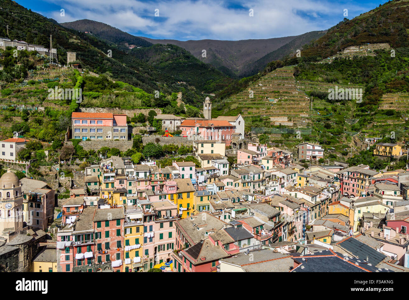 Vernazza village magnifique dans le Parc National des Cinque Terre, Italie. Banque D'Images