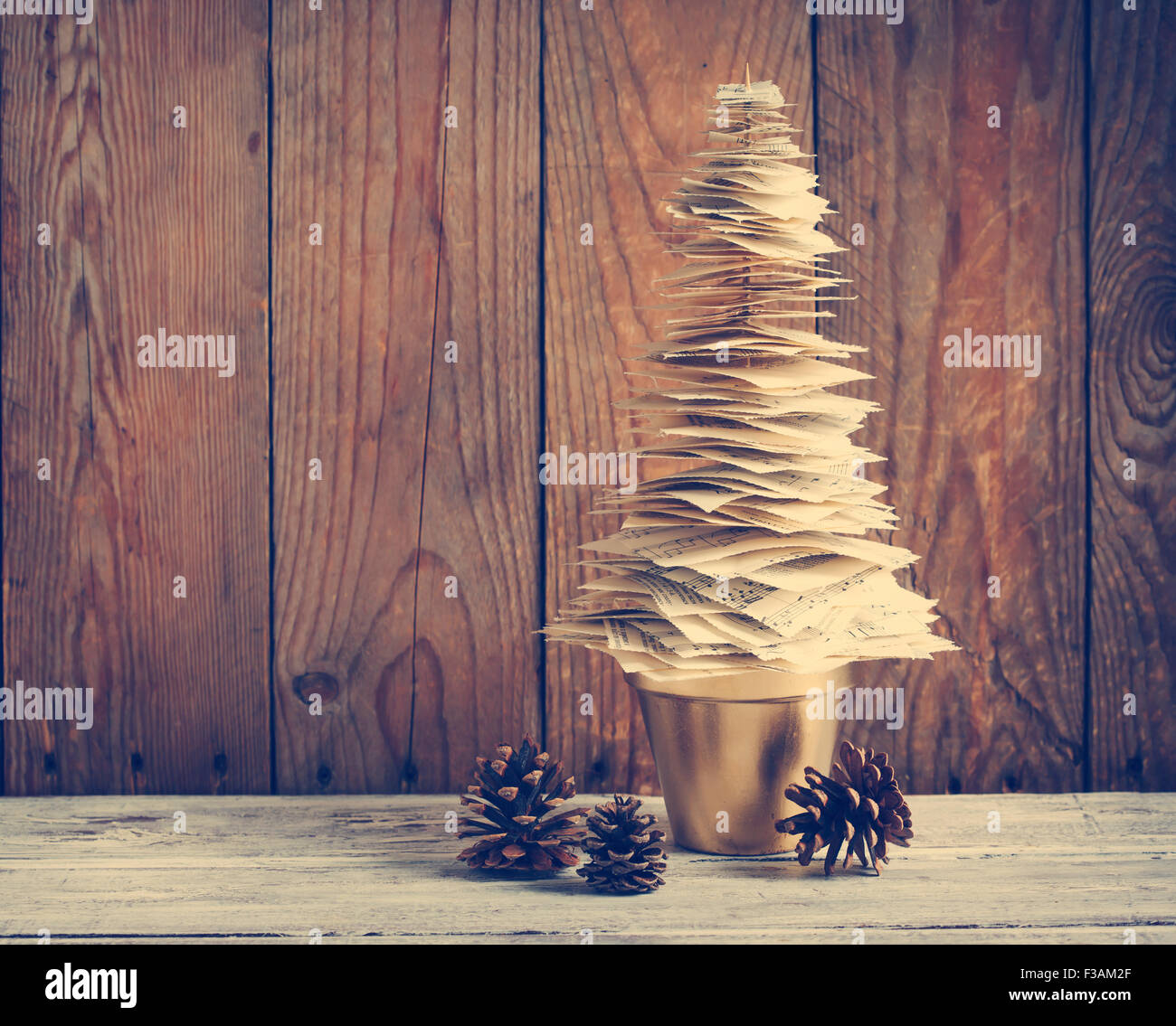 Arbre de Noël en papier. Décoration de Noël. Image tonique Banque D'Images
