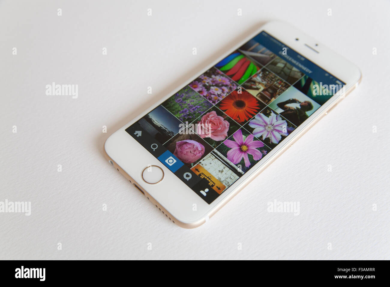 Or et blanc Apple iPhone 6 avec un flux photo Instagram contre un fond blanc Banque D'Images