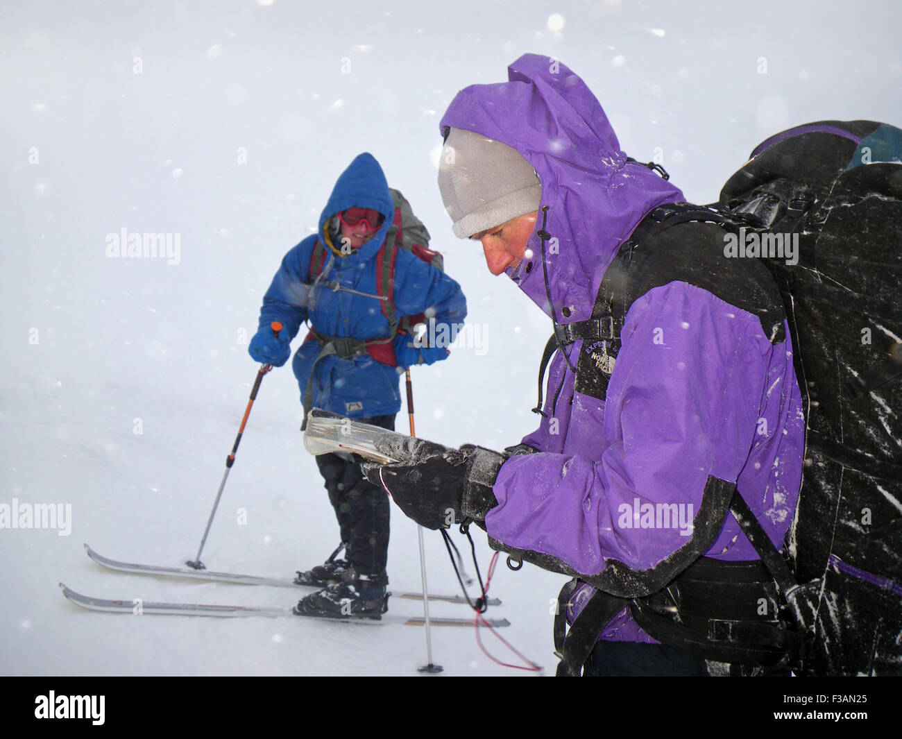 Deux pistes de ski de randonnée en essayant de naviguer en norvégien blizzard Banque D'Images