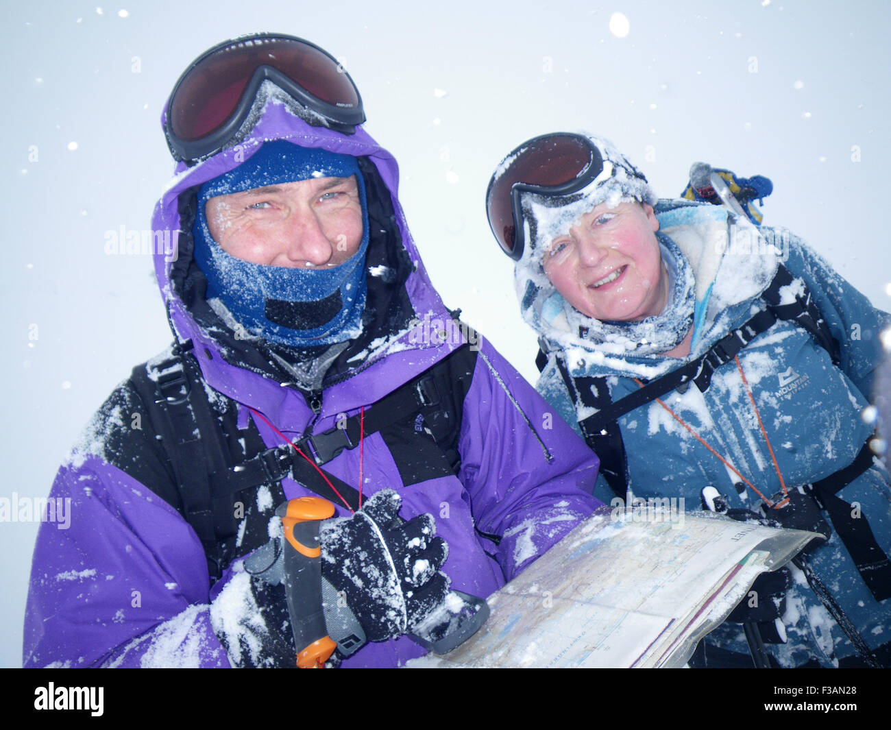 Deux pistes de ski de randonnée en essayant de naviguer en norvégien blizzard Banque D'Images