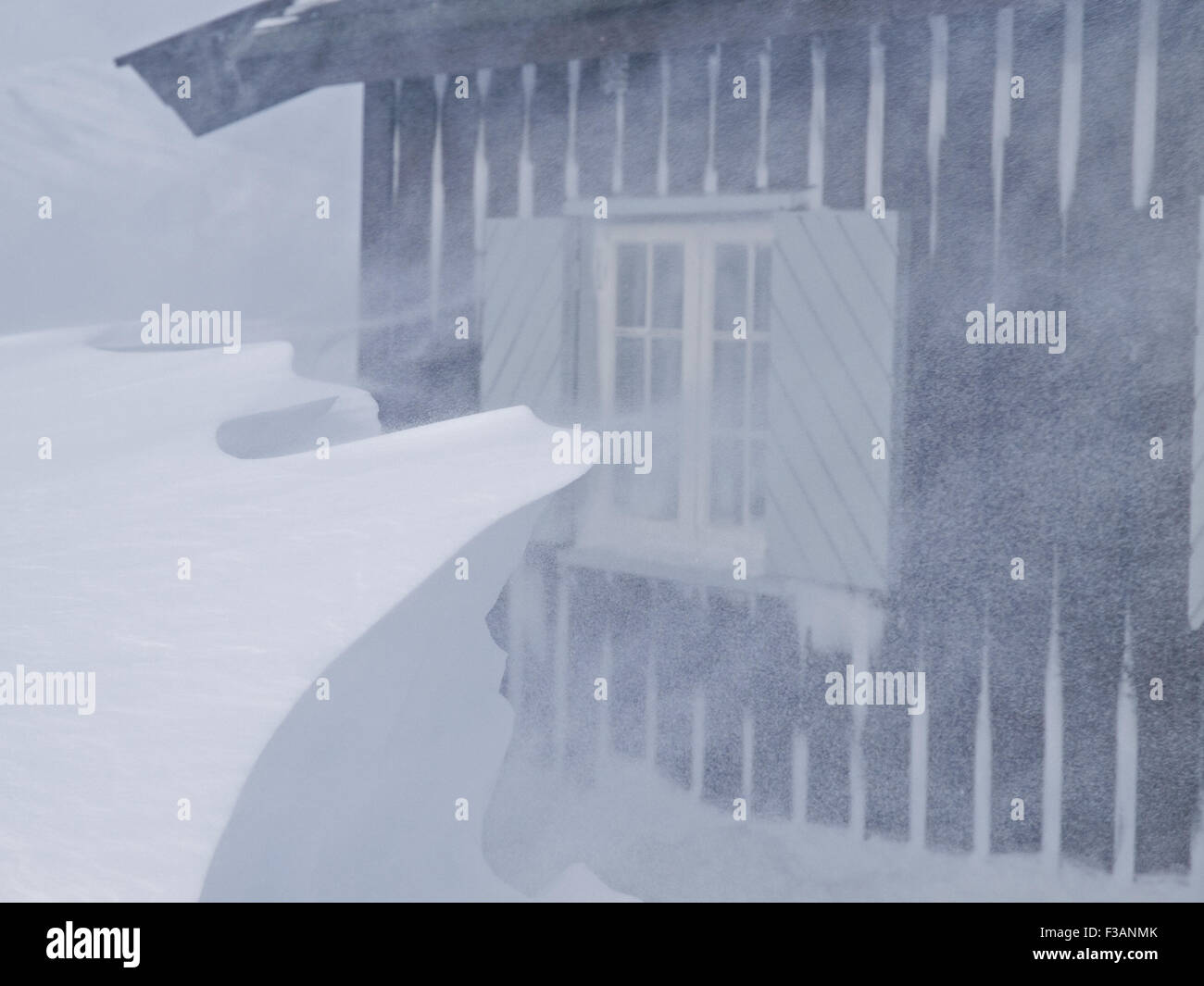 Les amoncellements de neige construire à une cabane de montagne en Norvège Banque D'Images