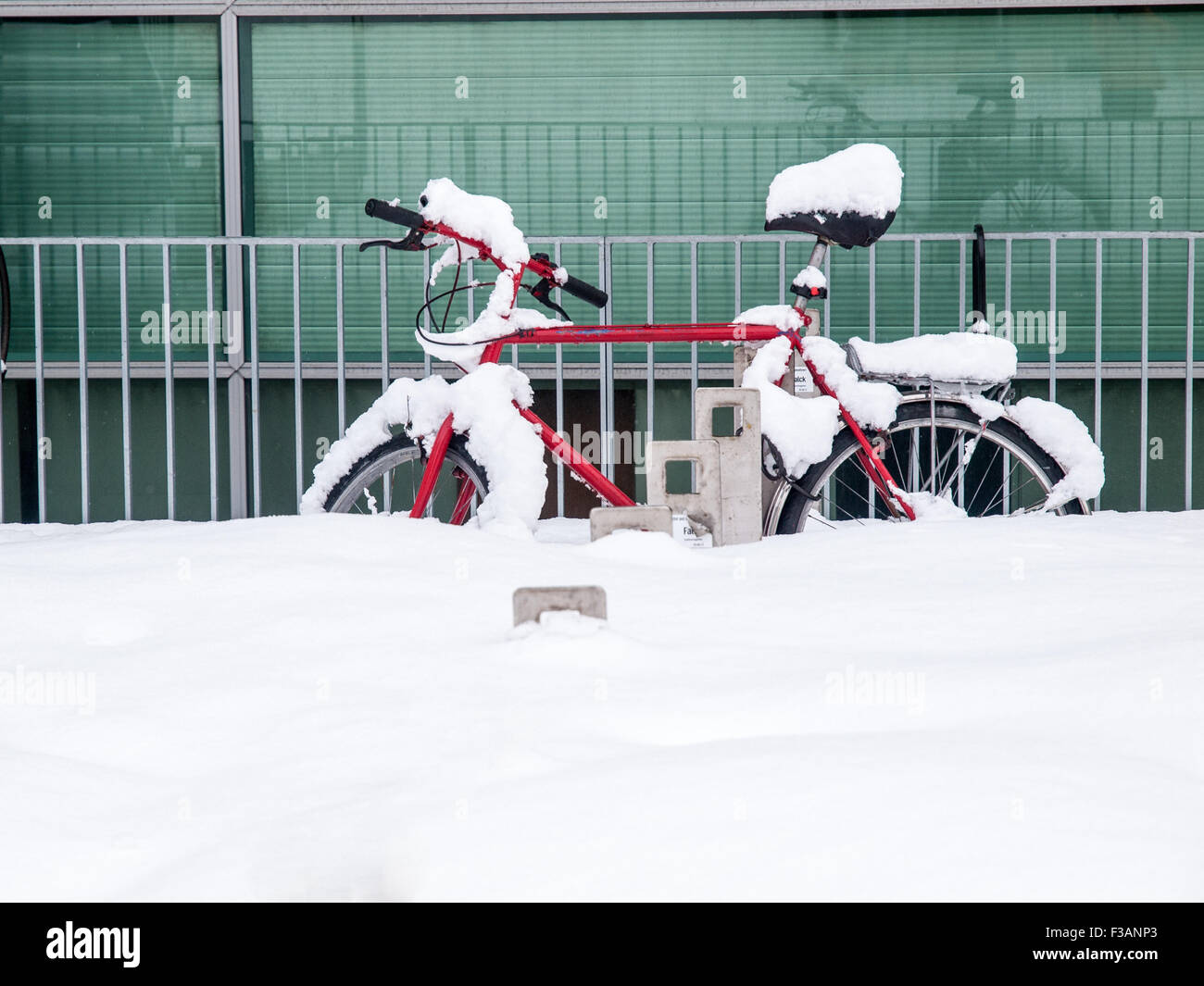 Une bicyclette enterrée dans la neige fraîche Banque D'Images