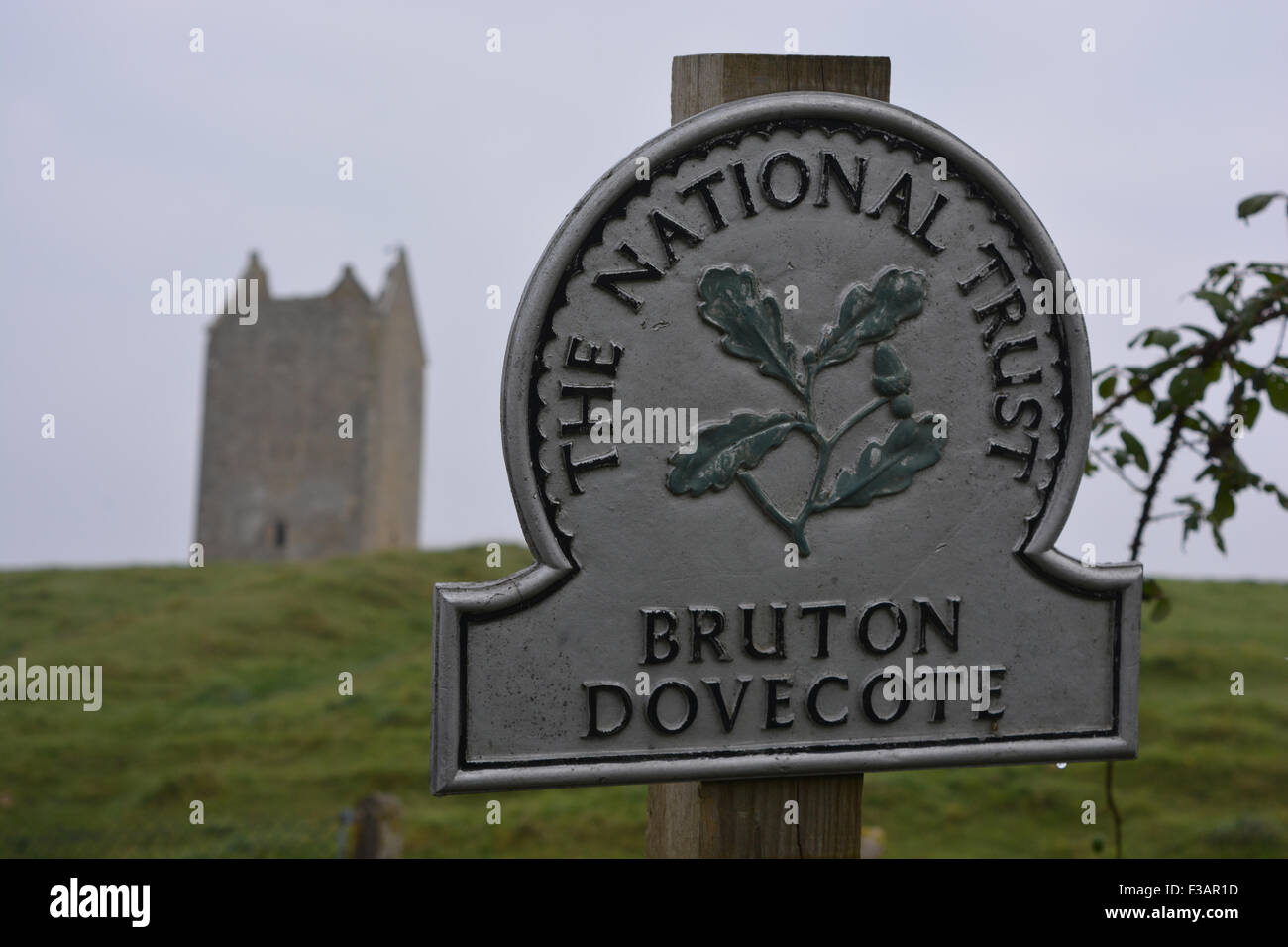 Bruton Pigeonnier sur Lusty Hill, & NT signe. Tour de calcaire construit entre le 15ème et 17ème siècle à Bruton, Somerset, Angleterre Banque D'Images