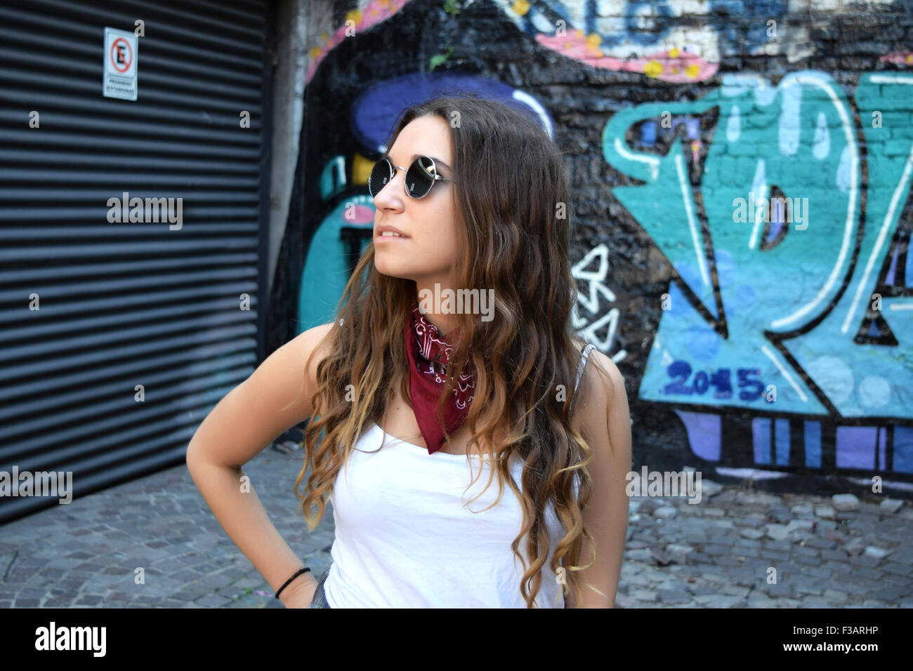 Young hispanic woman posing sur la rue. Style urbain. Banque D'Images