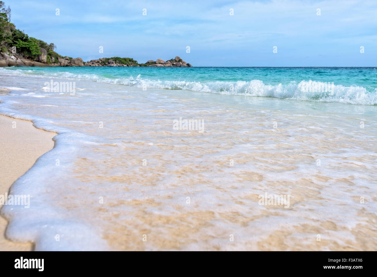 Beau paysage bleu de la mer de sable blanc et des vagues sur la plage en été à l'île de Koh Miang dans le Parc National de Mu Ko Similan, Banque D'Images