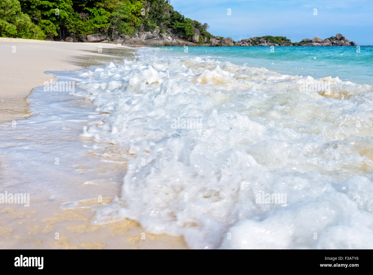 Beau paysage bleu de la mer de sable blanc et des vagues sur la plage en été à l'île de Koh Miang dans le Parc National de Mu Ko Similan, Banque D'Images