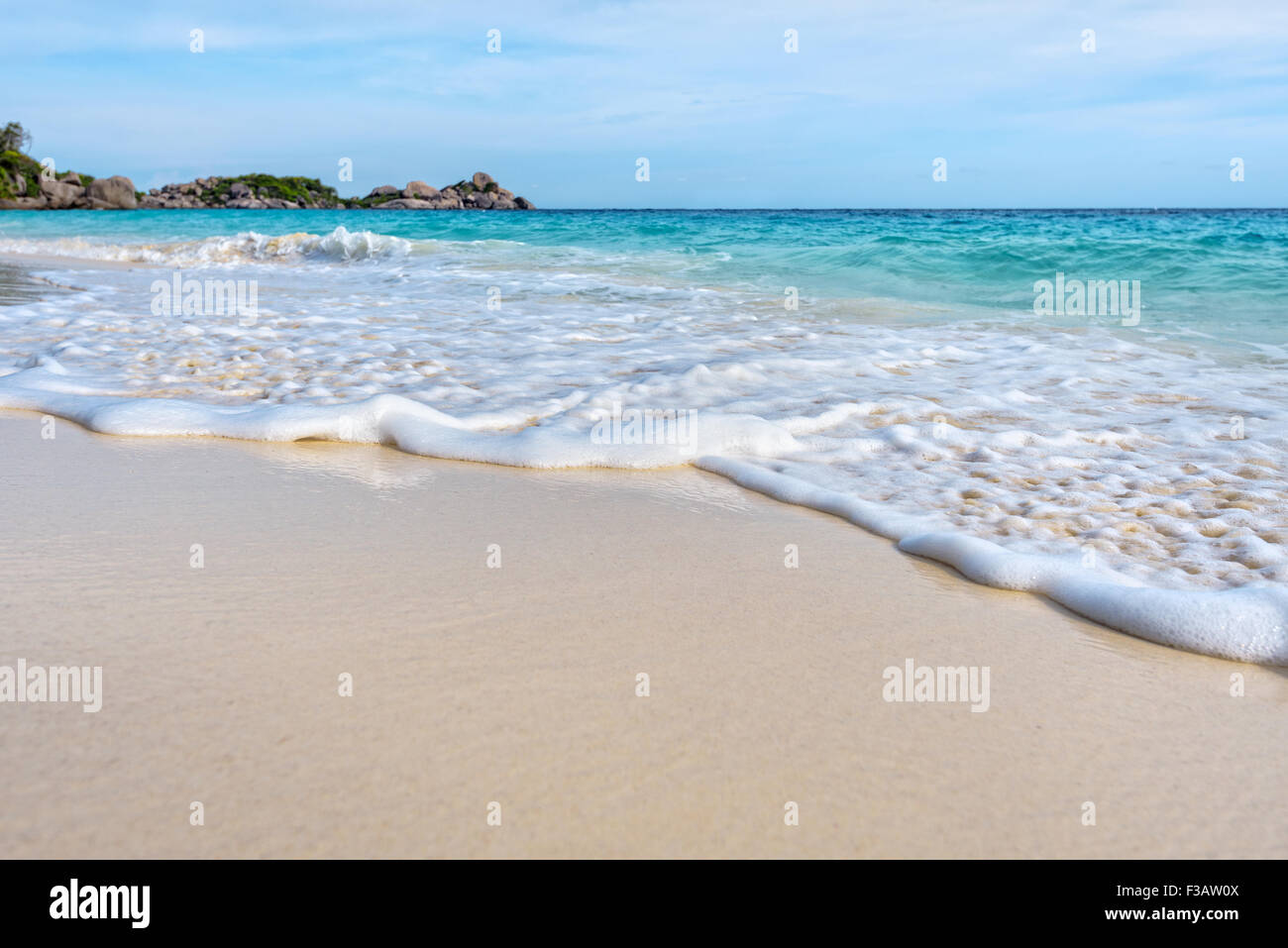 Beau paysage bleu de la mer de sable blanc et des vagues sur la plage en été à l'île de Koh Miang dans le Parc National de Mu Ko Similan, Banque D'Images