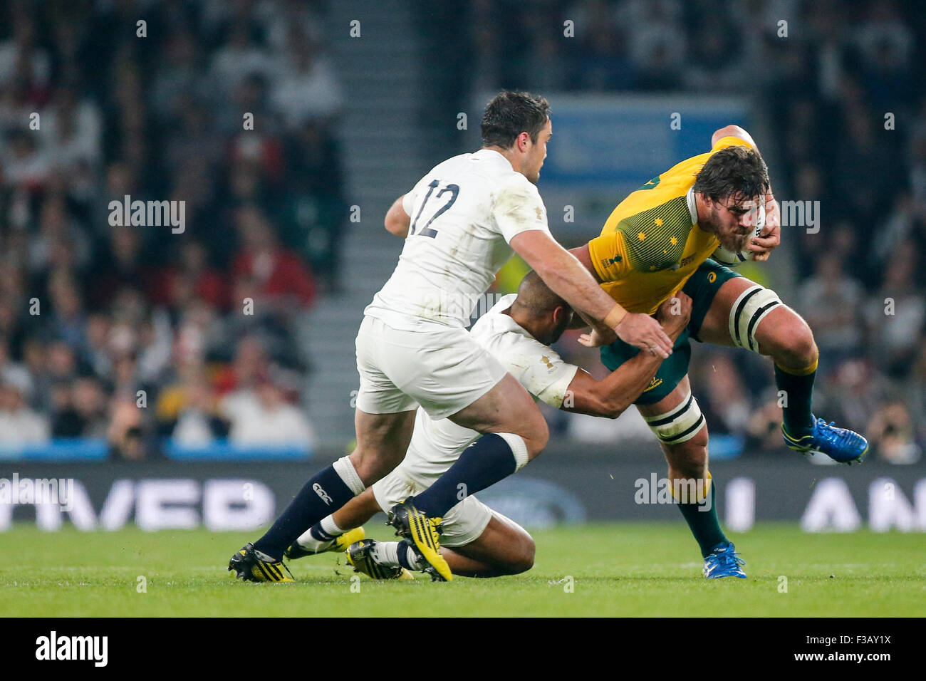 Le stade de Twickenham, London, UK. 06Th Oct, 2015. Coupe du Monde de Rugby. L'Angleterre contre l'Australie. Kane Douglas de l'Australie est abordé par Anthony Watson et Brad Barritt de l'Angleterre. © Plus Sport Action/Alamy Live News Banque D'Images Le stade de Twickenham, London, UK. 06Th Oct, 2015. Coupe du Monde de Rugby. L'Angleterre contre l'Australie. Kane Douglas de l'Australie est abordé par Anthony Watson et Brad Barritt de l'Angleterre. © Plus Sport Action/Alamy Live News Banque D'Images