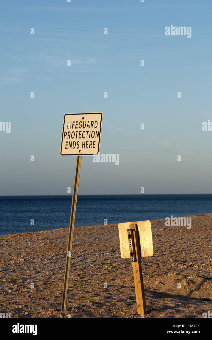 Aucun signe d'avertissement au-delà de la protection de sauveteur plage signe Cape Cod USA Banque D'Images