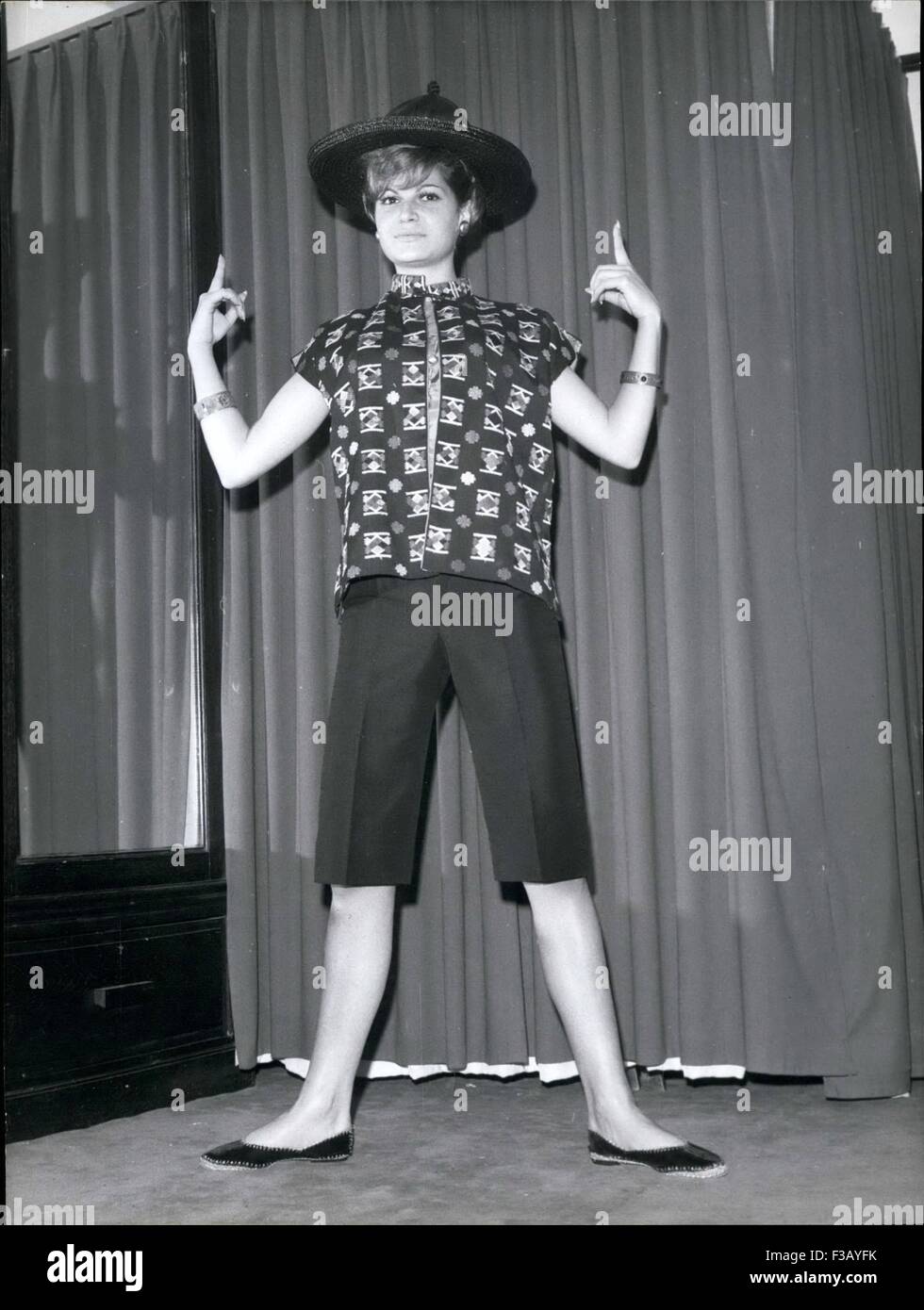 19 décembre 1965 - Ce mécanisme- modèle, intitulé '' peu de Chine 'est conçu pour recevoir des amis à la maison, ou regarder. telecisoin Une courte veste en coton noir, brodé de motifs multicolores, de la soie. Doubleure et une blouse en soie vert canard. Le coolie est pantelon moiré shantung moiré, morif courroie de l'argent. Tout se passe avec une grande télévision hat chapeau pointu, paille et noir satin et large bracelets en argent sterling (Lola Prussac) © Keystone Photos USA/ZUMAPRESS.com/Alamy Live News Banque D'Images