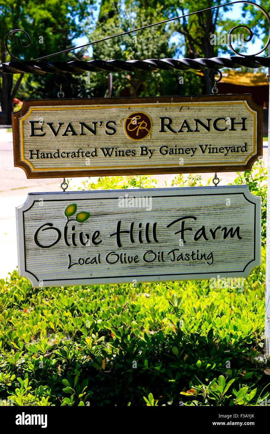 Evan's Ranch et Olive Hill Farm signe des vins à l'extérieur de leur magasin de dégustation de vin en Californie à Los Olivos Banque D'Images