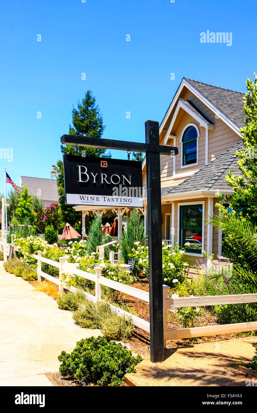 Dégustation de vin Byron signe oscillante à l'extérieur de leur magasin de dégustation de vin en Californie à Los Olivos Banque D'Images