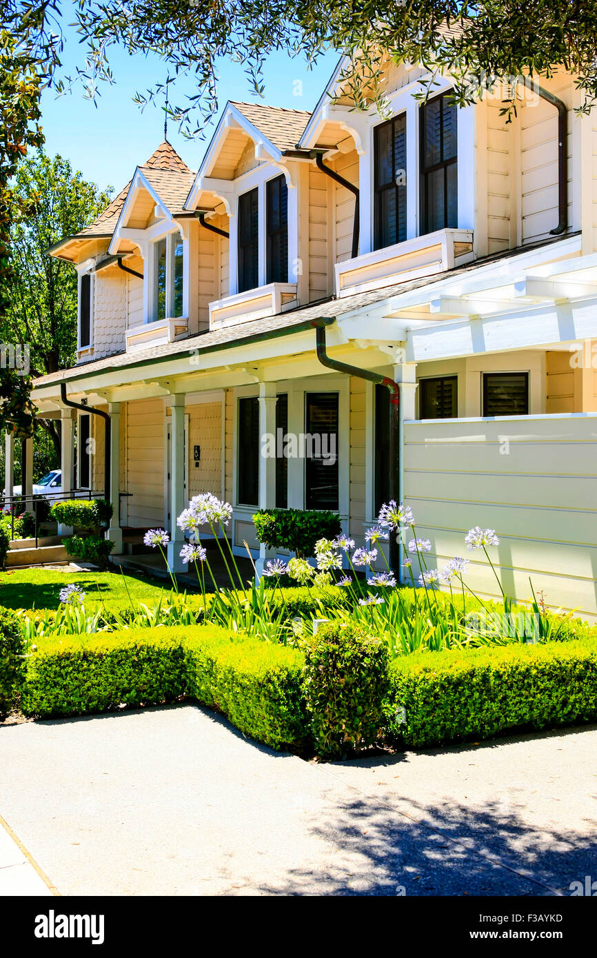 Les bureaux et les appartements de style moderne à Los Olivos, une petite ville dans la région de la vallée de Santa Maria à Santa Barbara County à Cali Banque D'Images