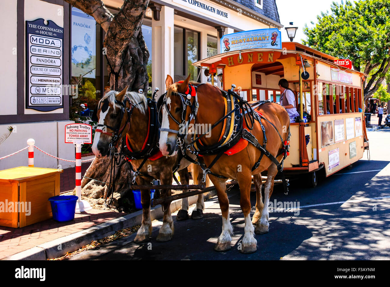 19e siècle, la rue voiture danois horse-drawn Honen prend les visiteurs autour du village de conte de Solvang dans la Santa Cruz Mountains v Banque D'Images