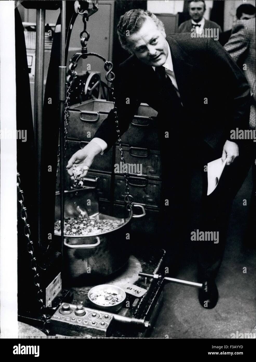 03 janvier, 1961 - La plus Coining-Machine dans le monde : à Munich, dans la main-menthe depuis le début de l'année fonctionne de la machine la plus rapide - de matriçage. Avec une puissance de pression de 150 tonnes il peut former de 500 pièces en une minute. De nombreux ateliers sur le monde entier s'intéressent à cette nouveauté. Photo montre : le ministre des Finances, Max Streibl à un équilibre au cours d'une inspection dans la monnaie royale de Munich. (Crédit Image : © Keystone Press Agency/Keystone USA par ZUMAPRESS.com) Banque D'Images