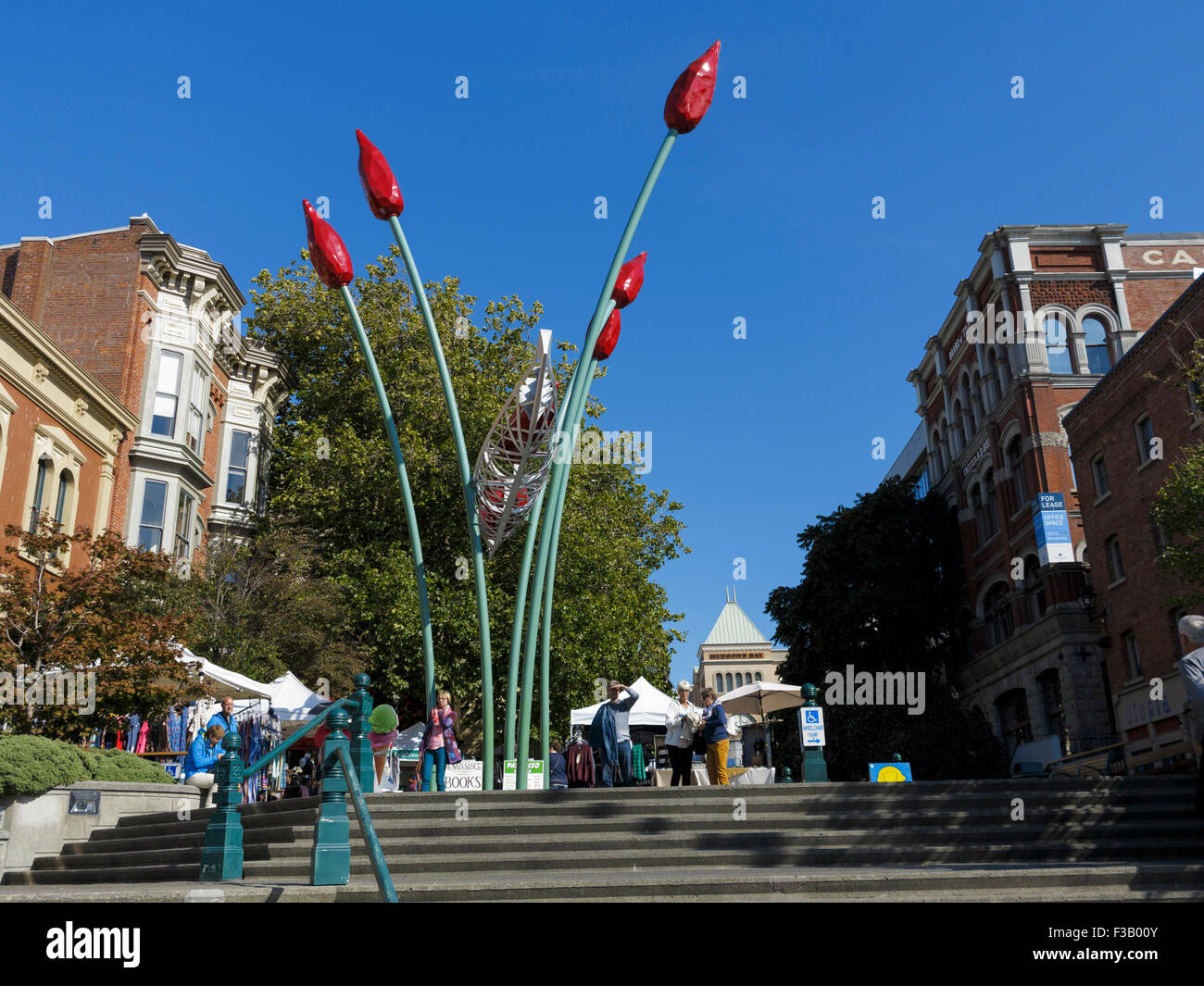 Le commerce Canoe par artiste Illarion Gallant Bastion Square Victoria Vancouver Island British Columbia Canada Banque D'Images