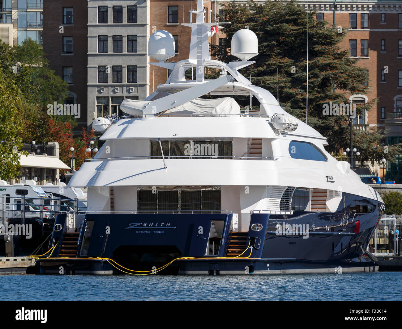 Zenith 40 mètres power catamaran de luxe amarrés dans le port intérieur de l'île de Vancouver, Victoria, Colombie-Britannique Banque D'Images