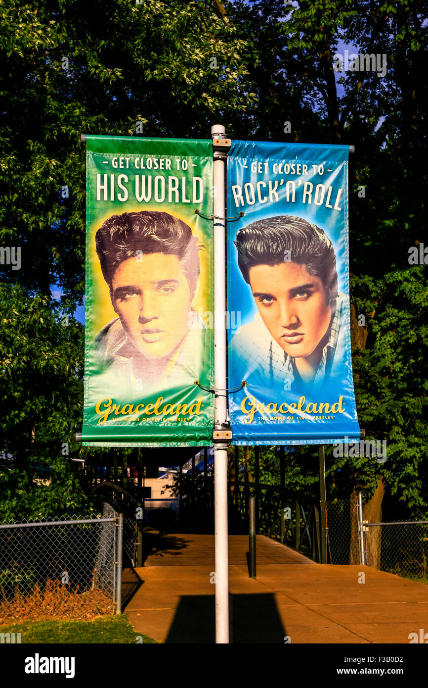 Bannières représentant l'extérieur d'Elvis Graceland Museum de Memphis, Tennessee Banque D'Images