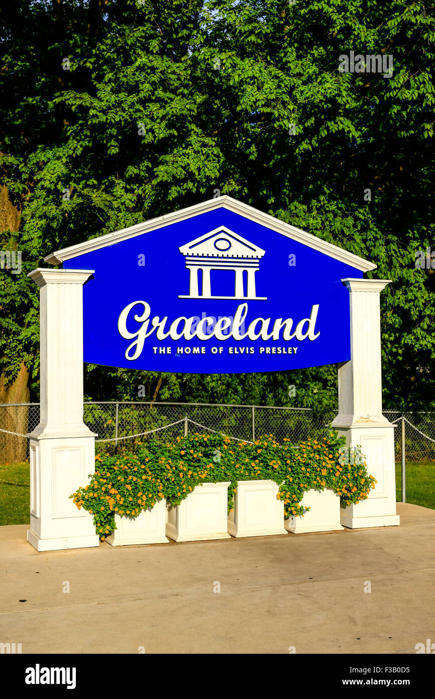 Enseigne à l'extérieur bleu et blanc - Graceland le domicile d'Elvis Presley à Memphis, Tennessee. Banque D'Images Enseigne à l'extérieur bleu et blanc - Graceland le domicile d'Elvis Presley à Memphis, Tennessee. Banque D'Images