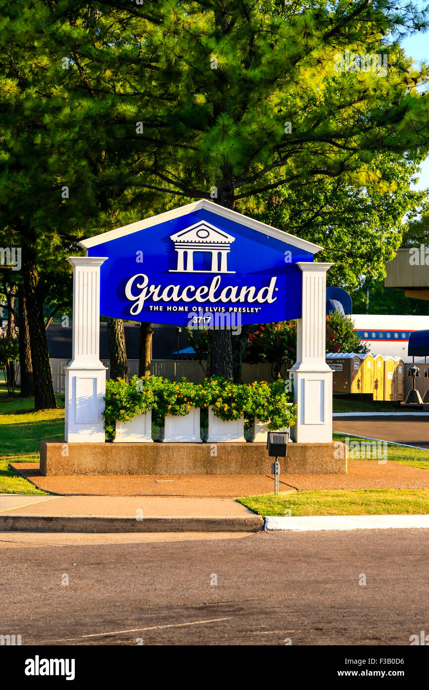 Enseigne à l'extérieur bleu et blanc - Graceland le domicile d'Elvis Presley à Memphis, Tennessee. Banque D'Images