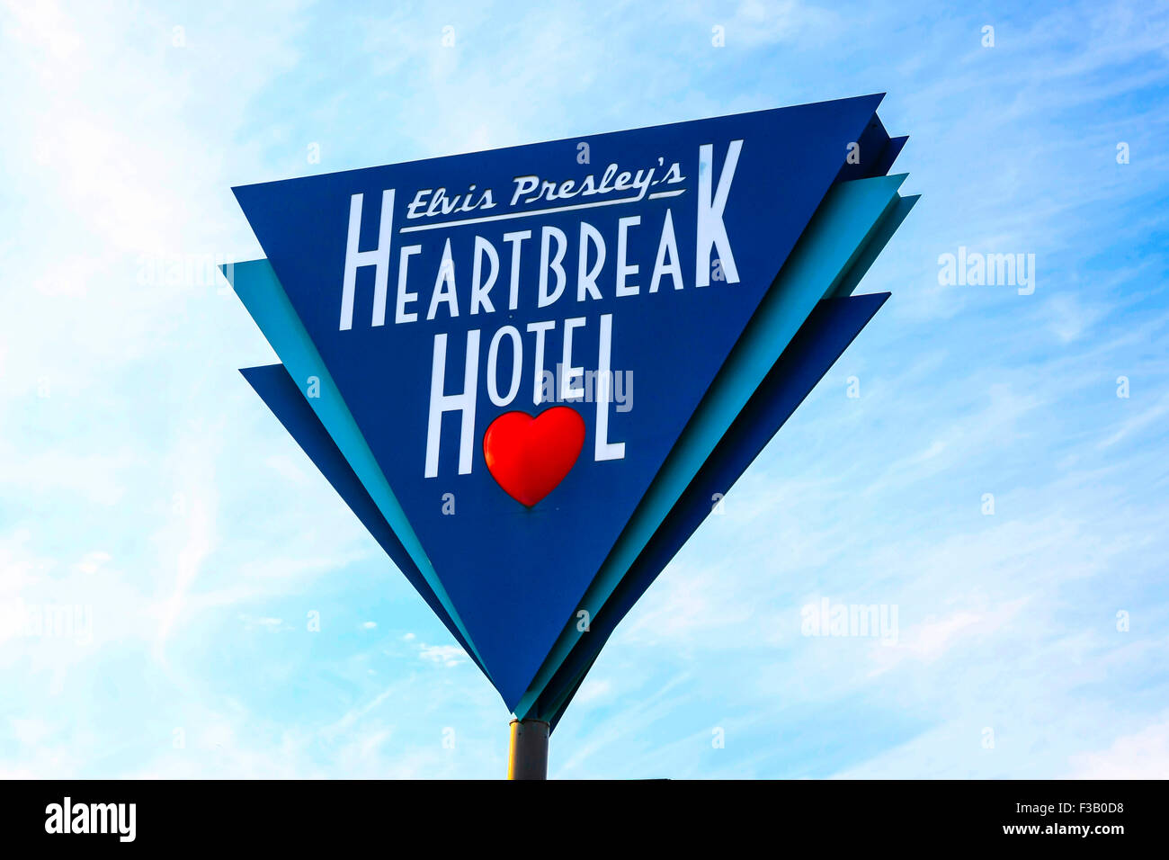 Signe de tête triangulaire Elvis Presley's Heartbreak Hotel à Memphis Tennessee Banque D'Images Signe de tête triangulaire Elvis Presley's Heartbreak Hotel à Memphis Tennessee Banque D'Images